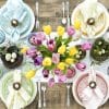 Table dressée pour Pâques avec des œufs et des fleurs