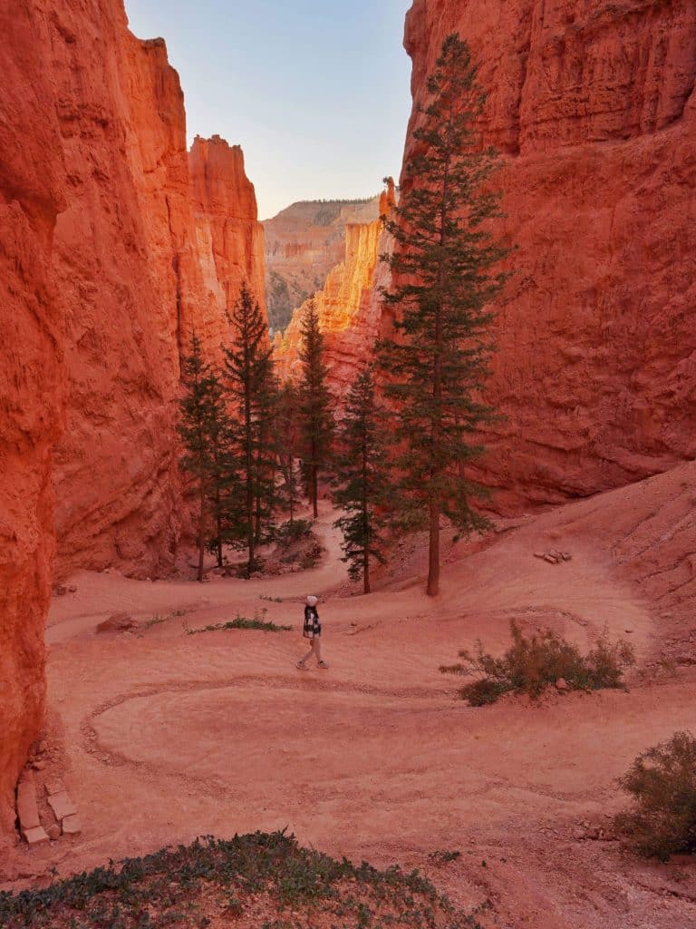 Femme qui marche dans un canyon aux Etats-Unis
