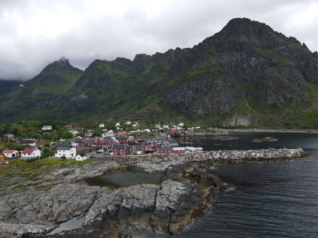Village de pêcheurs à flan de montagne dans les iles Lofoten